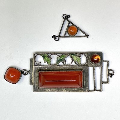 Lot 554 - A silver Modernist carnelian, amber and green...