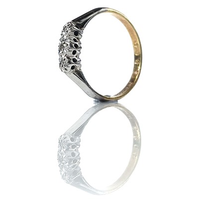 Lot 12 - An 18ct gold and platinum illusion set chip...