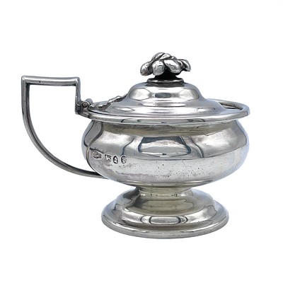 Lot 70 - A George III silver ovoid pedestal hinge...