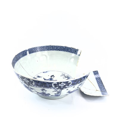Lot 2 - Three Chinese blue and white porcelain bowls,...