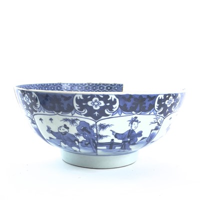 Lot 2 - Three Chinese blue and white porcelain bowls,...