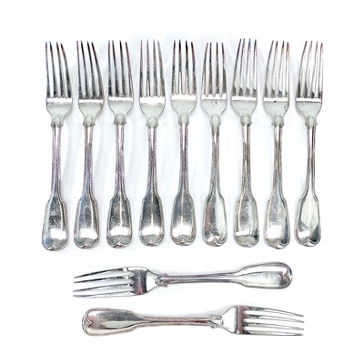 Lot 149 - A good George III silver set of eleven fiddle...