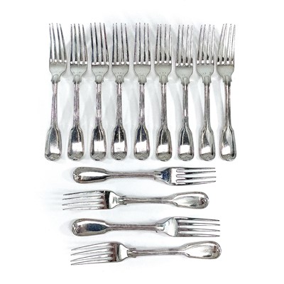 Lot 137 - A good George III silver set of thirteen...
