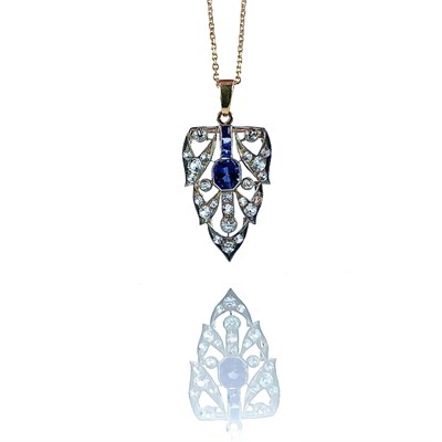 Lot 230 - An attractive Art Deco rose gold and platinum...