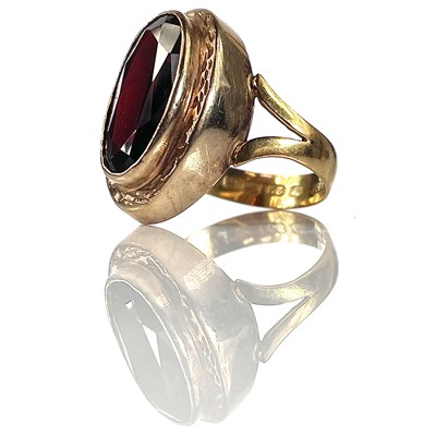 Lot 91 - A garnet set dress ring, the 22ct shank...