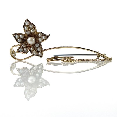 Lot 100 - A 15ct seed pearl set flower brooch, base...
