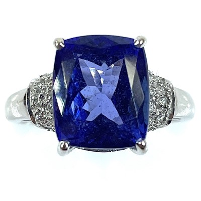 Lot 88 - An 18ct white gold Tanzanite and diamond ring.