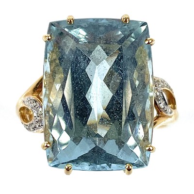 Lot 148 - An 18ct gold aquamarine and diamond dress ring,...
