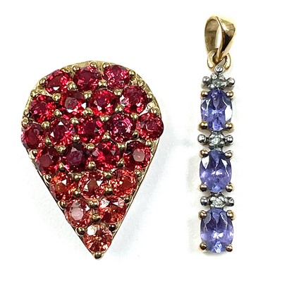 Lot 75 - A 9ct gold red and orange sapphire graduated...