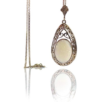Lot 61 - An attractive 9ct white opal pendant necklace,...
