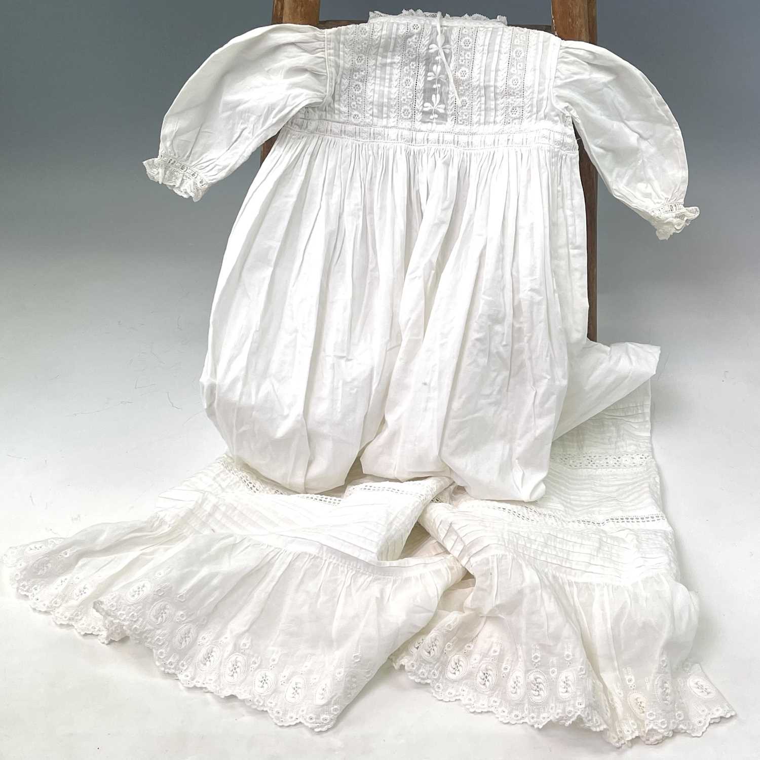 Lot 2807 - A 19th century cotton child's nightgown...
