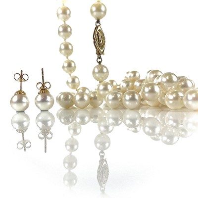 Lot 20 - A pearl necklace with 14k clasp, each pearl...