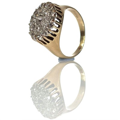 Lot 71 - A 14k gold diamond cluster ring, the circular...
