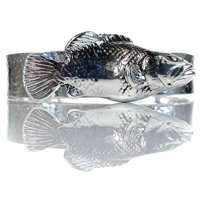 Lot 265a - A 999 fine silver bangle by James Suddaby.