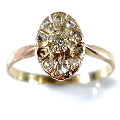 Lot 40 - An antique gold and diamond set cluster ring,...
