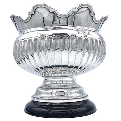 Lot 10 - A George V silver Monteith style bowl by Jay,...