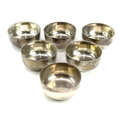 Lot 50 - A George V silver set of six plain, slightly...
