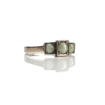 Lot 104 - A 19th century gold cats eye chrysoberyl three...