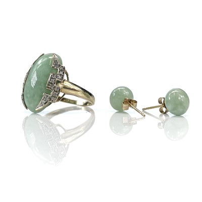 Lot 205 - A contemporary 9ct hallmarked gold celadon...