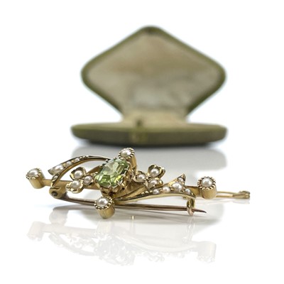 Lot 213 - An attractive early 20th century 15ct gold...