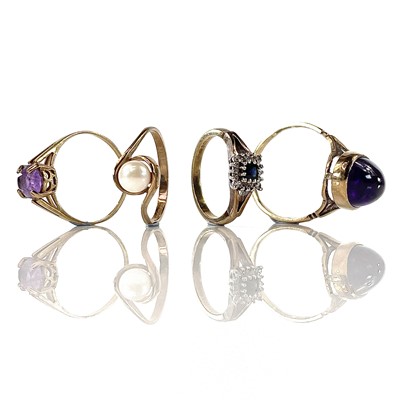Lot 140 - A 9ct diamond and sapphire cluster ring, size...