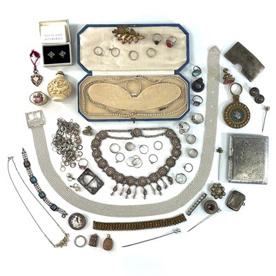 Lot 276 - A collection of costume jewellery including a...