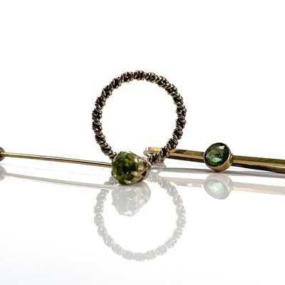 Lot 88 - A 9ct (tested) woven wire ring; together with...