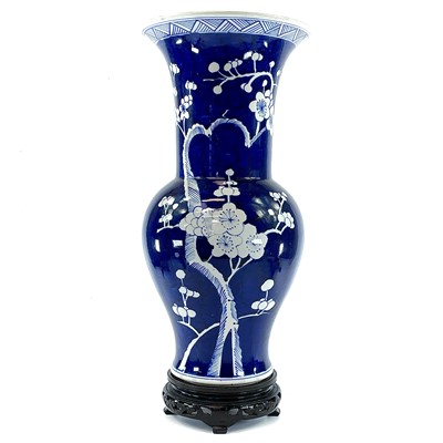 Lot 61 - A large Chinese blue and white porcelain...