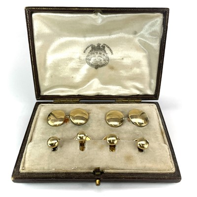 Lot 41 - An 18ct shirt studs and cufflinks matched set...