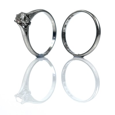 Lot 45 - A platinum diamond solitaire ring, the diamond...