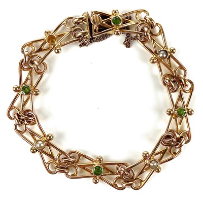 Lot 196 - An attractive Edwardian 15ct gold bracelet,...