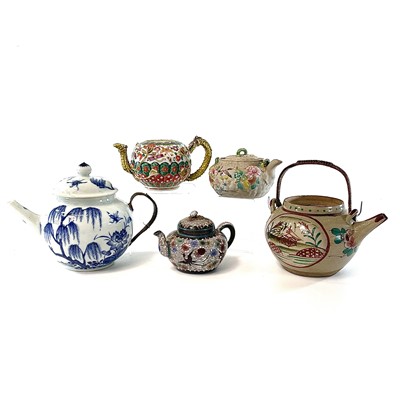 Lot 316 - A Chinese famille verte porcelain teapot, 19th...