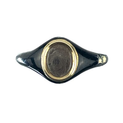 Lot 43 - An early Victorian gold and black enamel mourning signet ring.