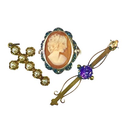 Lot 51 - A pendant, a bar brooch and shell cameo ring.