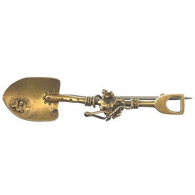 Lot 129 - A high purity gold prospectors brooch in the form of a spade with rope and two nuggets.