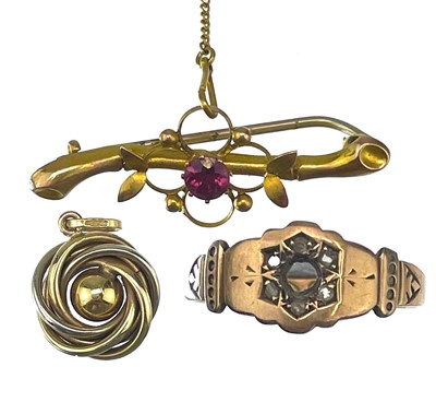 Lot 177 - A selection of 9ct jewellery.