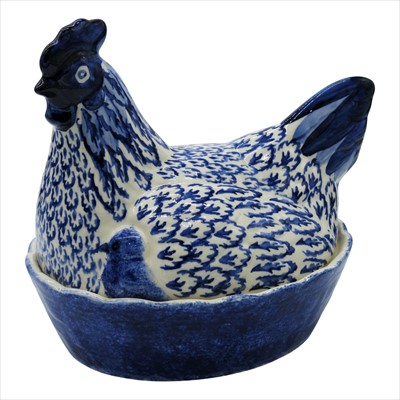Lot 1368 - A Bridgewater blue and white pottery hen on...