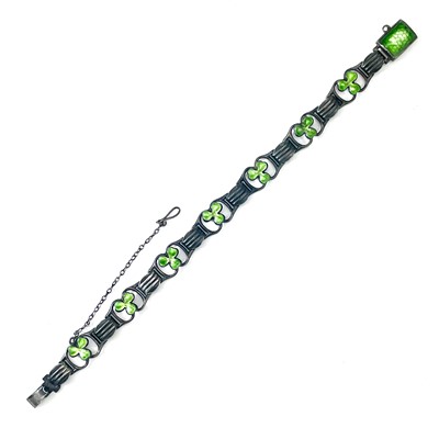 Lot 40 - An Arts & Crafts silver and green enamel shamrock design panel bracelet.