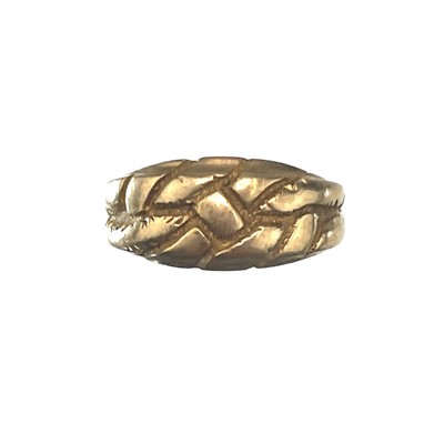 Lot 95 - An Edwardian 18ct gold knot design ring.