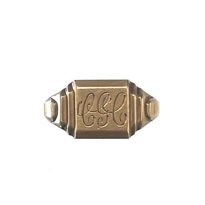 Lot 94 - A 9ct gold gentleman's signet ring.