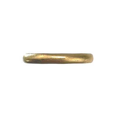 Lot 134 - A 22ct gold band ring.