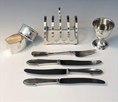 Lot 2068 - A silver toast rack, a silver egg cup, two...