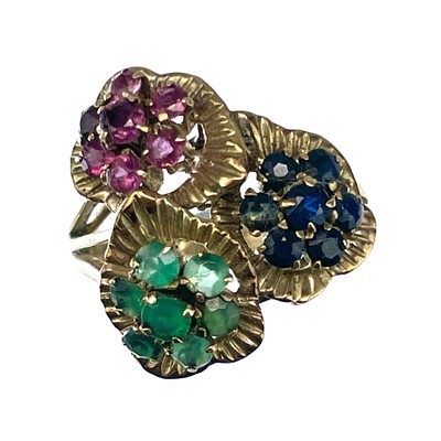 Lot 54 - An 18ct gold emerald, ruby and sapphire set triple daisy head ring.