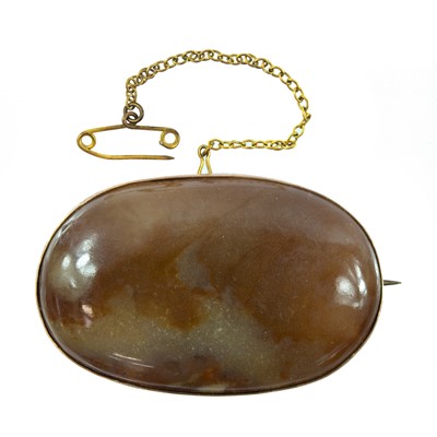 Lot 175 - A 9ct rose gold mounted agate brooch