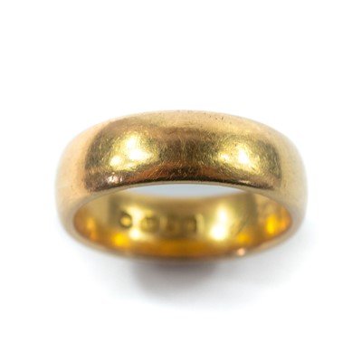 Lot 46 - A Victorian 18ct gold hallmarked gold D section band ring.