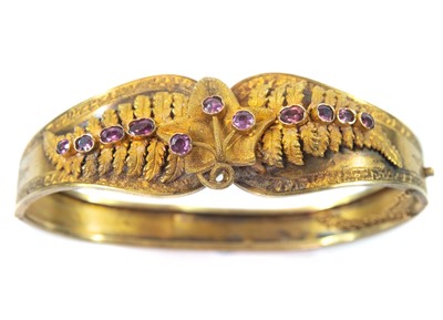 Lot 146 - A Victorian gold fern design hinged bangle.