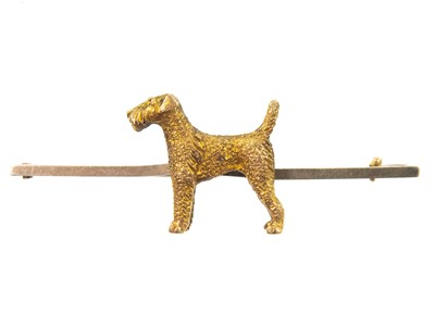 Lot 171 - A 9ct gold bar brooch applied with an Airedale Terrier dog.