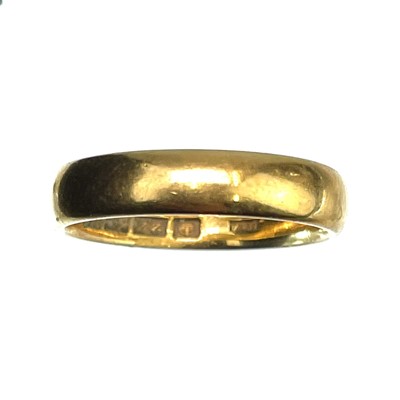 Lot 157 - A 22ct gold band ring