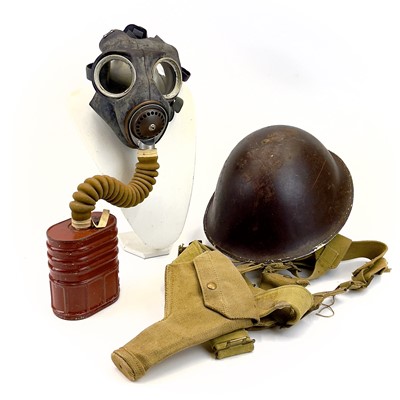 Lot 95 - A WWII British No.4 III gas mask.