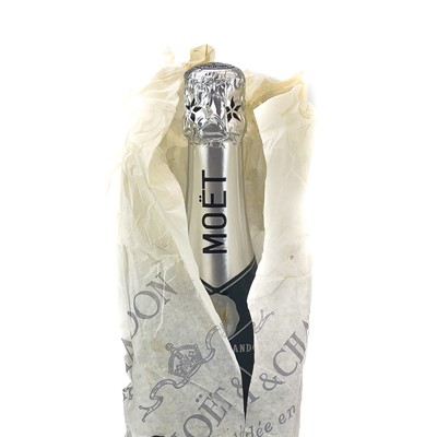 Lot 116 - A bottle of Moet & Chandon 1977 Silver Jubilee Cuvee champagne.